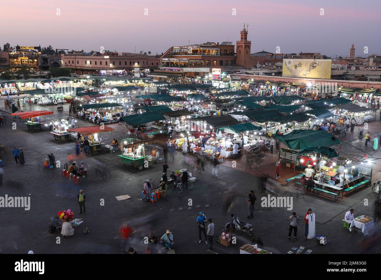 MARRAKECH, MAROCCO - 29 OTTOBRE 2021: Gente a Jemaa el-Fnaa dove piazza principale di Marrakech, usato da locali e turisti Foto Stock