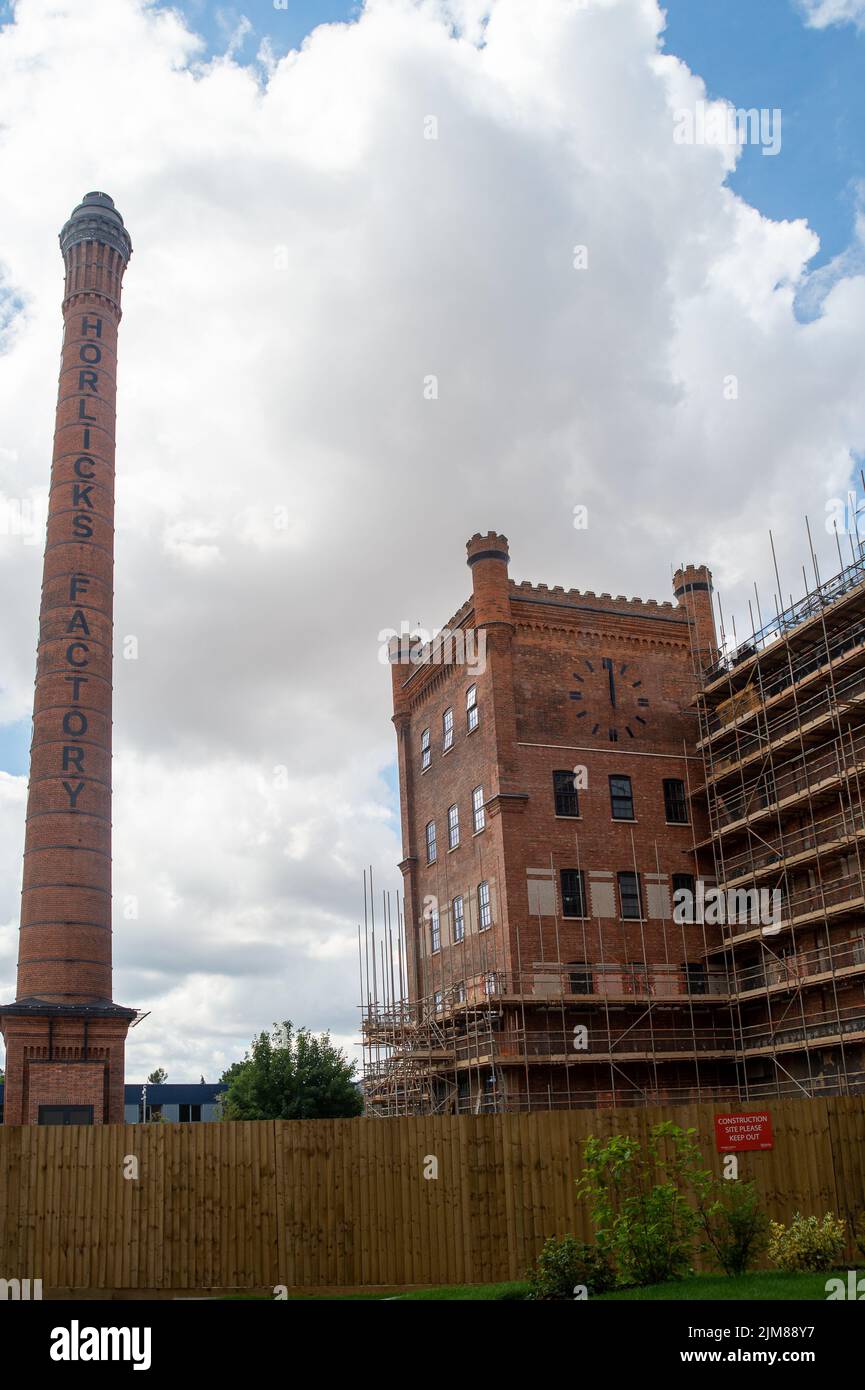 Slough, Berkshire, Regno Unito. 4th Agosto 2022. Dato che Slough subisce un'enorme rigenerazione a causa della linea Elizabeth, il vecchio edificio Horlicks di Slough viene convertito in nuovi appartamenti. La Banca d’Inghilterra ha annunciato un aumento del tasso di interesse del 0,5% con l’aggravarsi del costo della vita in crisi e si prevede che l’inflazione raggiunga il 13% entro l’autunno. Anche se molti titolari di mutui sono su un accordo a tasso fisso, alcuni che non sono influenzati dall'aumento dei tassi ipotecari. Credit: Maureen McLean/Alamy Live News Foto Stock