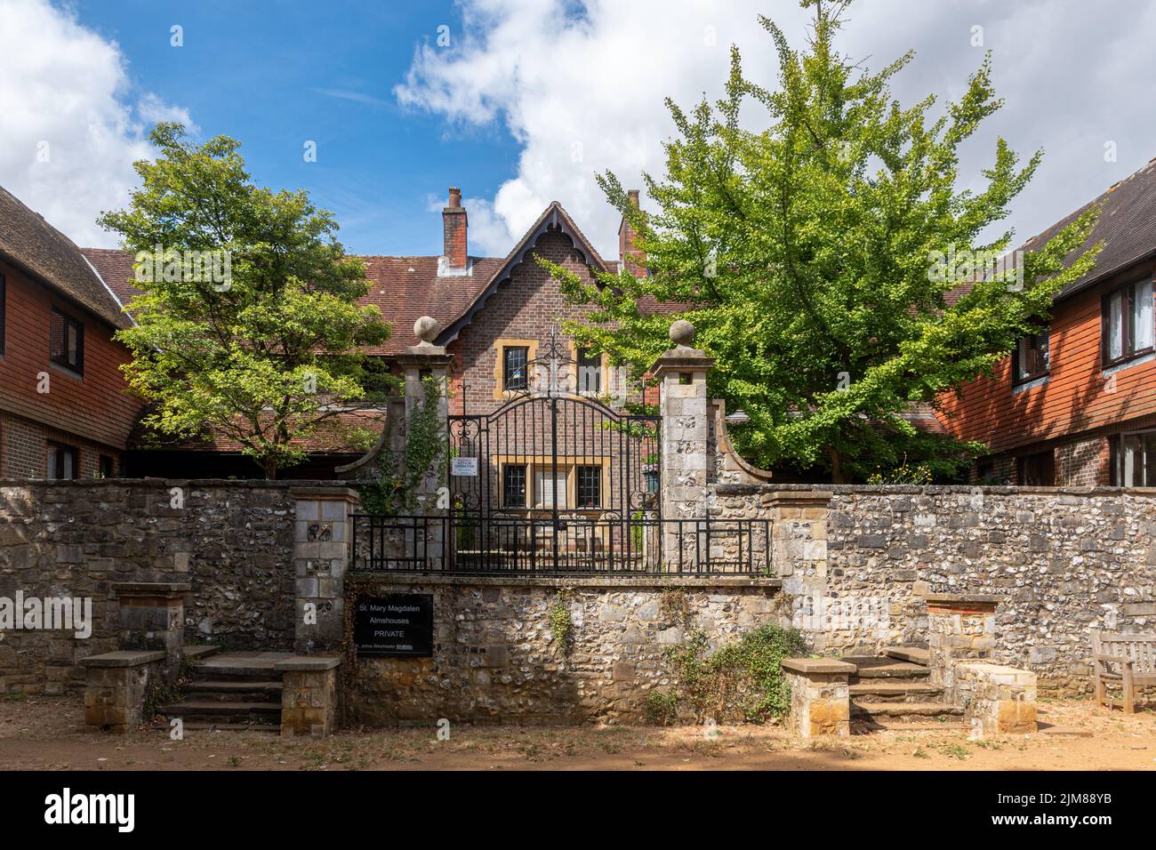 St. Mary Magdalen Almshouses a Winchester, Hampshire, Inghilterra, Regno Unito Foto Stock