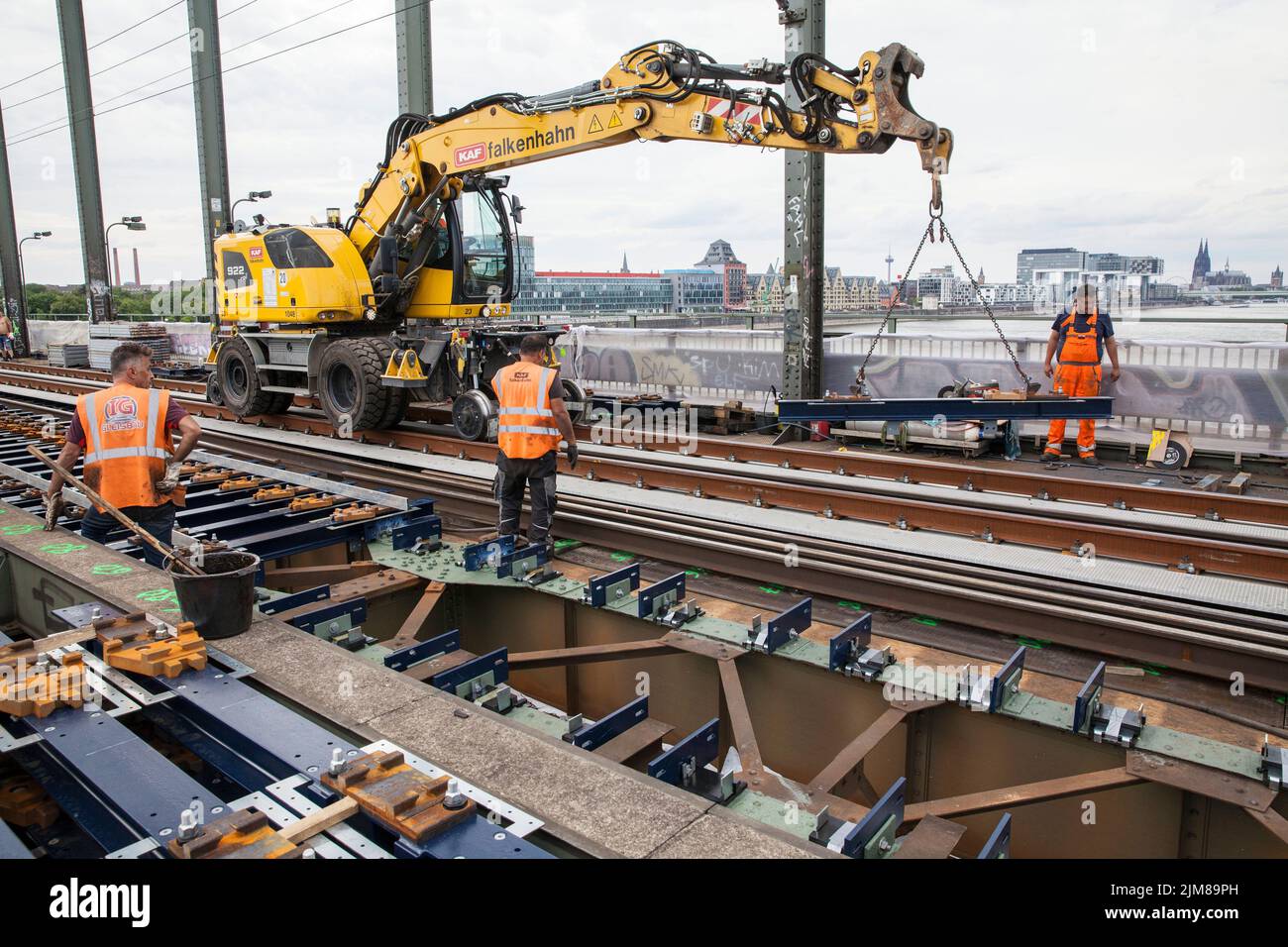 Posa di nuovi binari sul Ponte Sud, escavatore stradale-ferroviario Liebherr A 922 Rail, Colonia, Germania. Verlegung neuer Gleise auf der Suedbruecke, Zweiweg Foto Stock