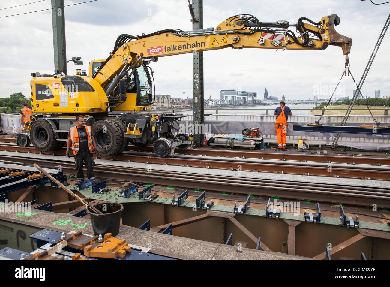 Posa di nuovi binari sul Ponte Sud, escavatore stradale-ferroviario Liebherr A 922 Rail, Colonia, Germania. Verlegung neuer Gleise auf der Suedbruecke, Zweiweg Foto Stock