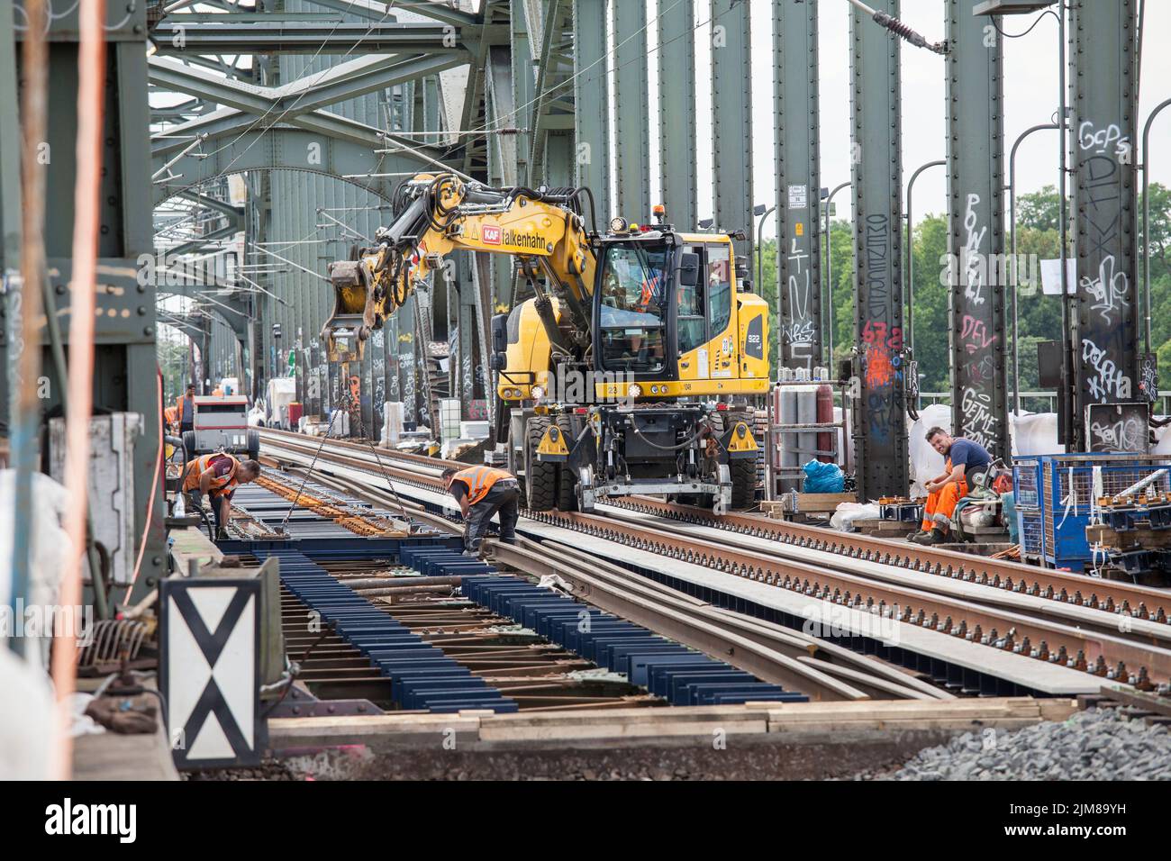 Posa di nuovi binari sul Ponte Sud, escavatore stradale-ferroviario Liebherr A 922 Rail, Colonia, Germania. Verlegung neuer Gleise auf der Suedbruecke, Zweiweg Foto Stock