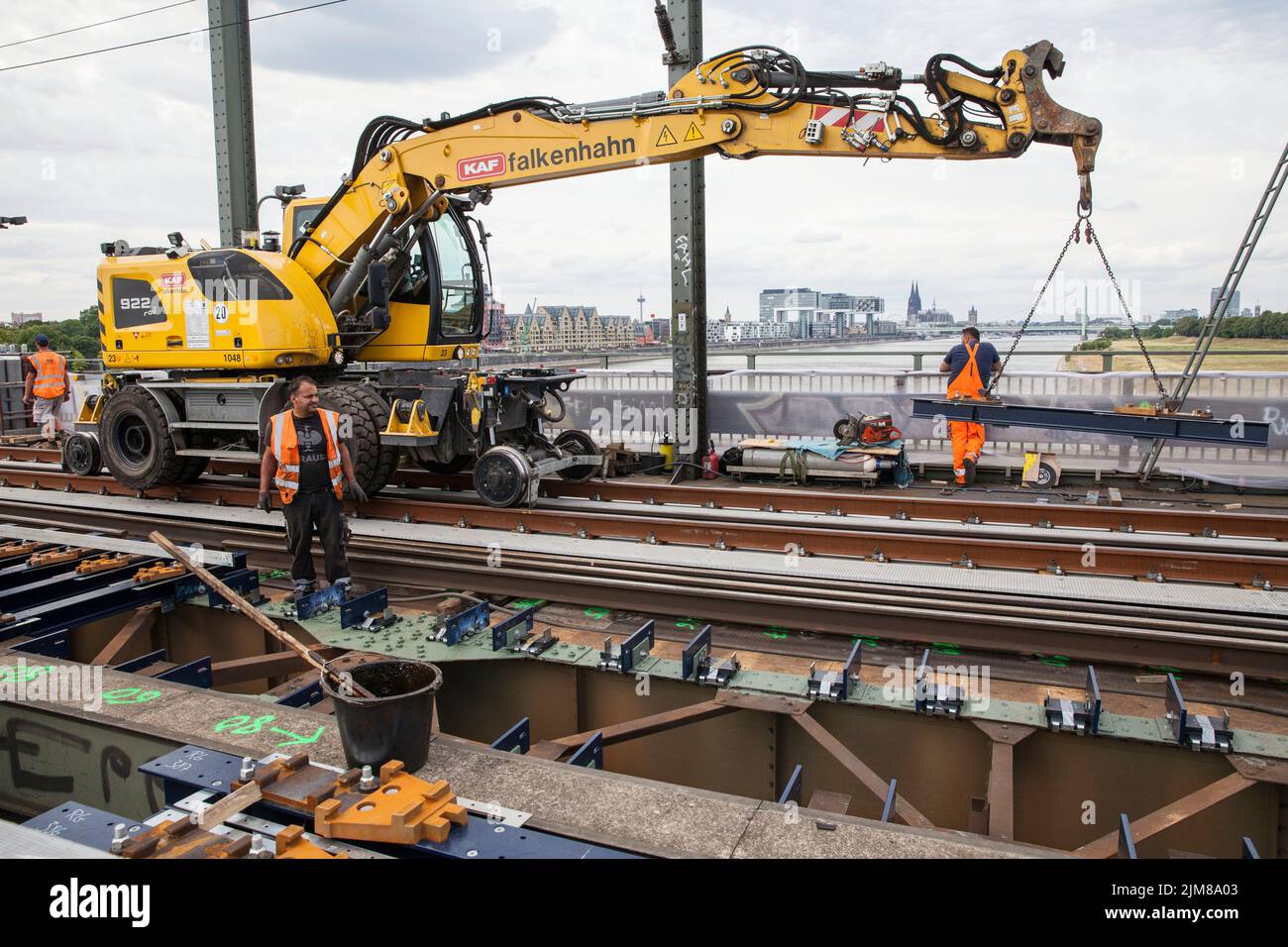 Posa di nuovi binari sul Ponte Sud, escavatore stradale-ferroviario Liebherr A 922 Rail, Colonia, Germania. Verlegung neuer Gleise auf der Suedbruecke, Zweiweg Foto Stock