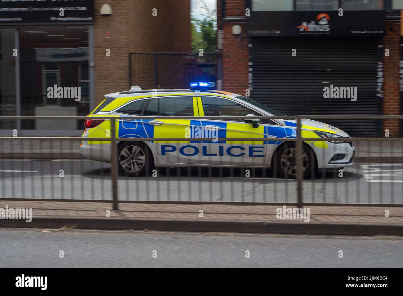 Slough, Berkshire, Regno Unito. 4th Agosto 2022. Un'auto di polizia con luci blu su fremette lungo il A4 a Slough. Il numero di crimini nel Berkshire durante le vacanze scolastiche. Credit: Maureen McLean/Alamy Foto Stock