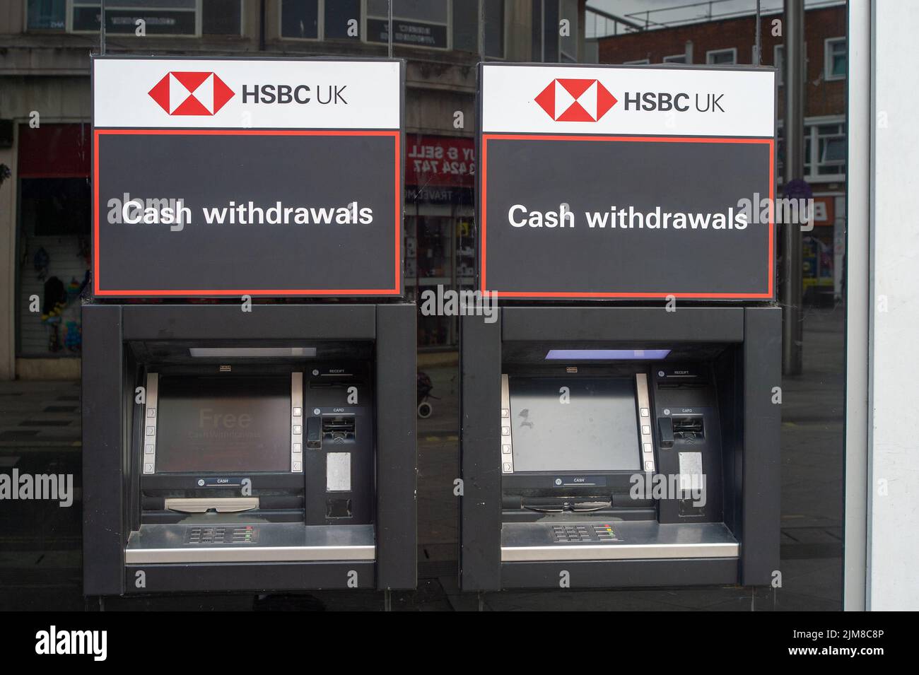 Slough, Berkshire, Regno Unito. 4th Agosto 2022. Cash point all'esterno della banca HSBC in Slough High Street. I punti di cassa stanno rapidamente diventando una cosa del passato mentre molte banche continuano a chiudere. Credit: Maureen McLean/Alamy Foto Stock