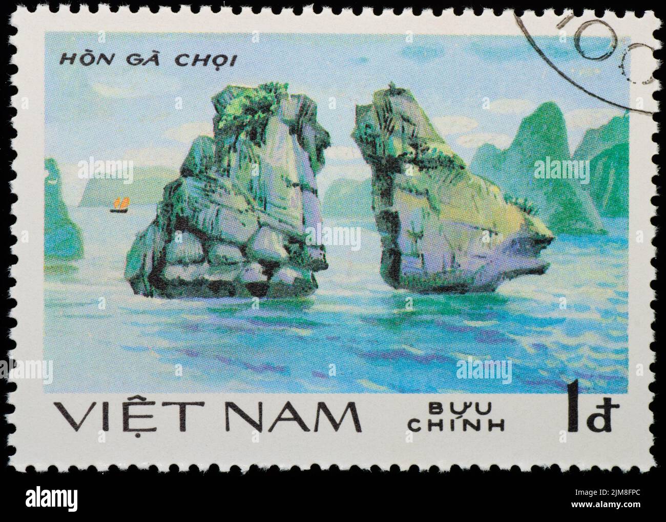 VIETNAM - CIRCA 1980s: Francobollo - barca a vela sul canale del mare Foto Stock