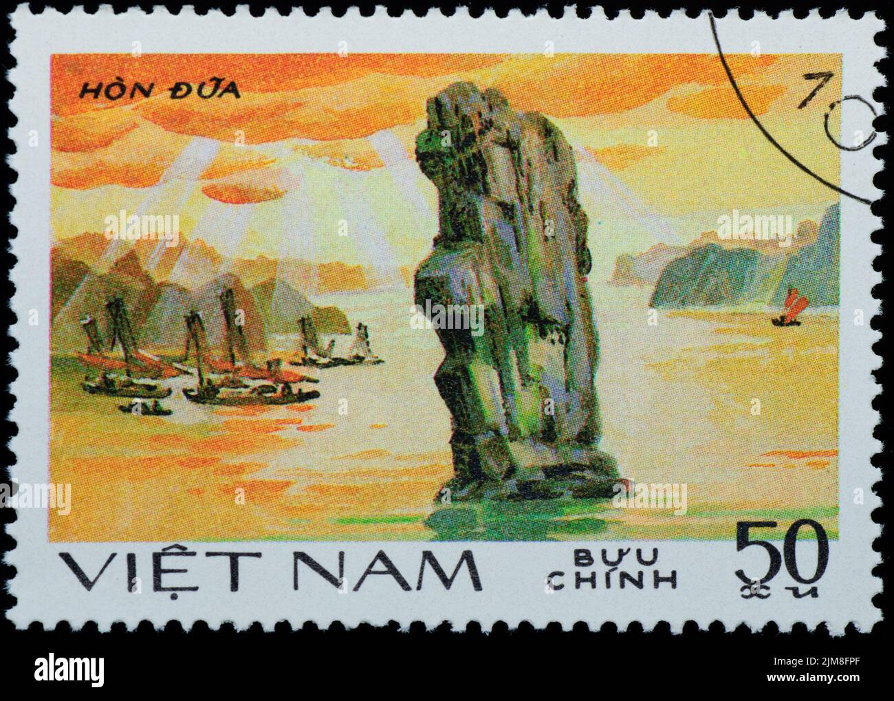 VIETNAM - CIRCA 1980s: Francobollo - barca a vela sul canale del mare Foto Stock