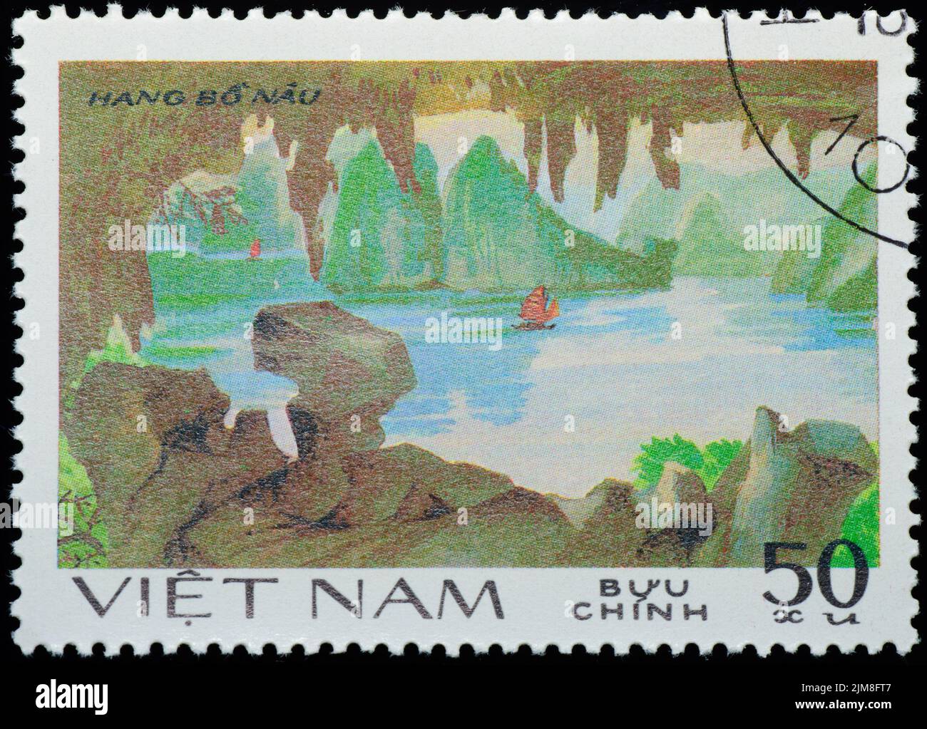 VIETNAM - CIRCA 1980s: Francobollo - barca a vela sul canale del mare Foto Stock