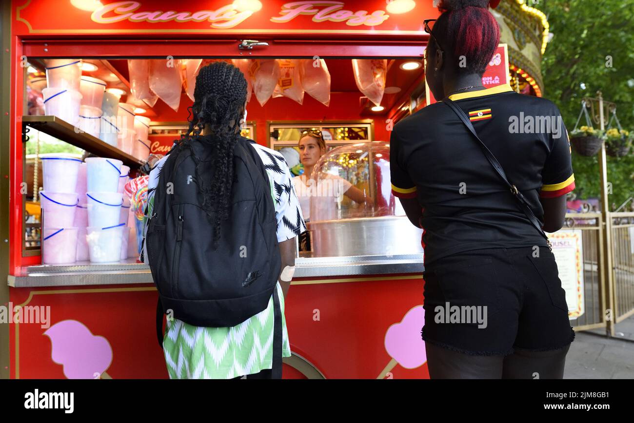 Londra, Inghilterra, Regno Unito. Due giovani donne nere ad un filo di caramella stalla sulla South Bank Foto Stock