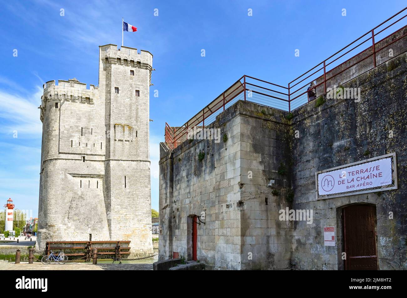 La Terrasse de la Tour de la Chaine offre birra artigianale, vino lokal, snack e una splendida vista sul vecchio porto di la Rochelle e le sue torri Foto Stock