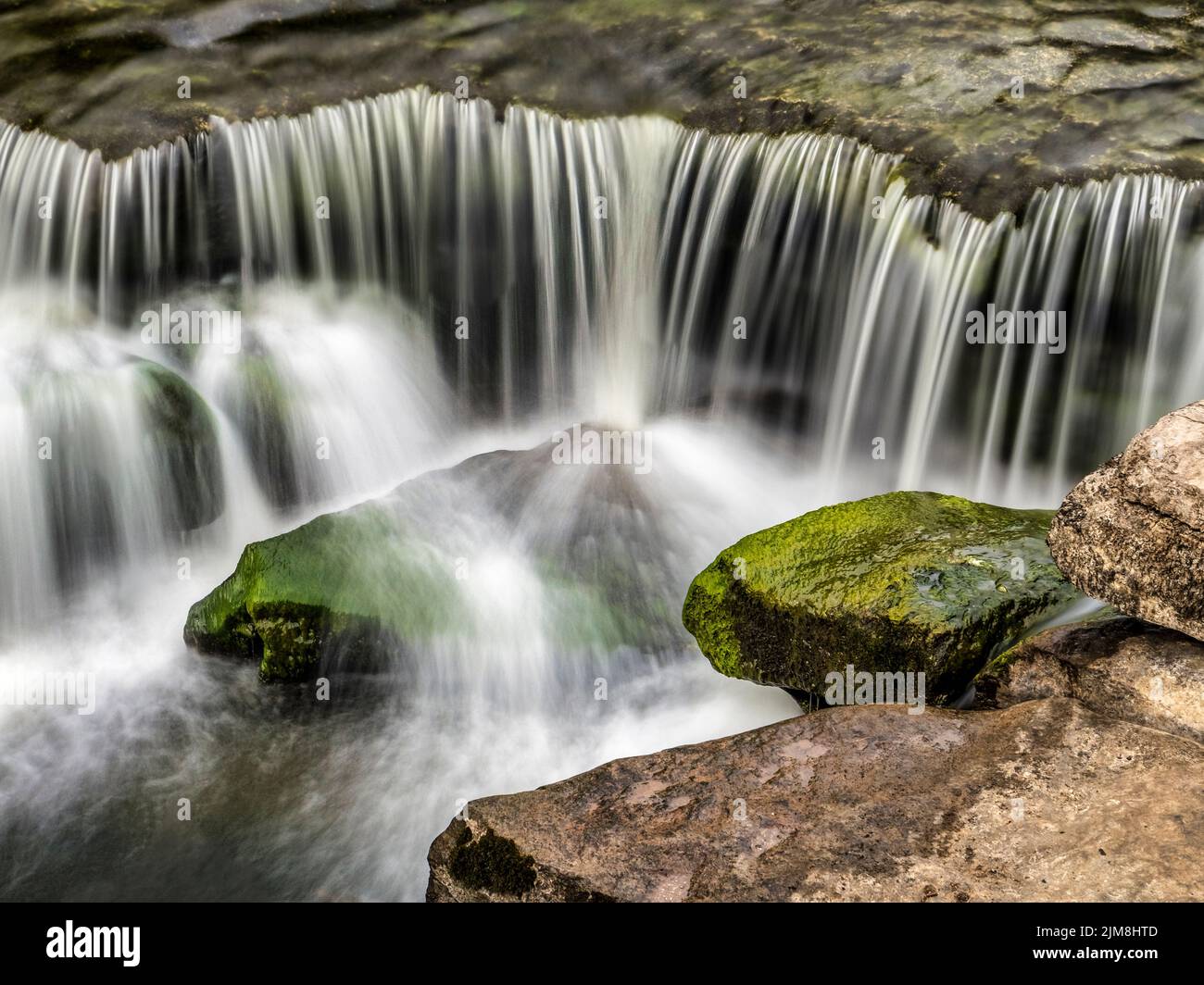 Particolare della forza inferiore, la sezione più bassa delle cascate di Aysgarth, sul fiume Ure in Wensleydale, North Yorkshire. Foto Stock