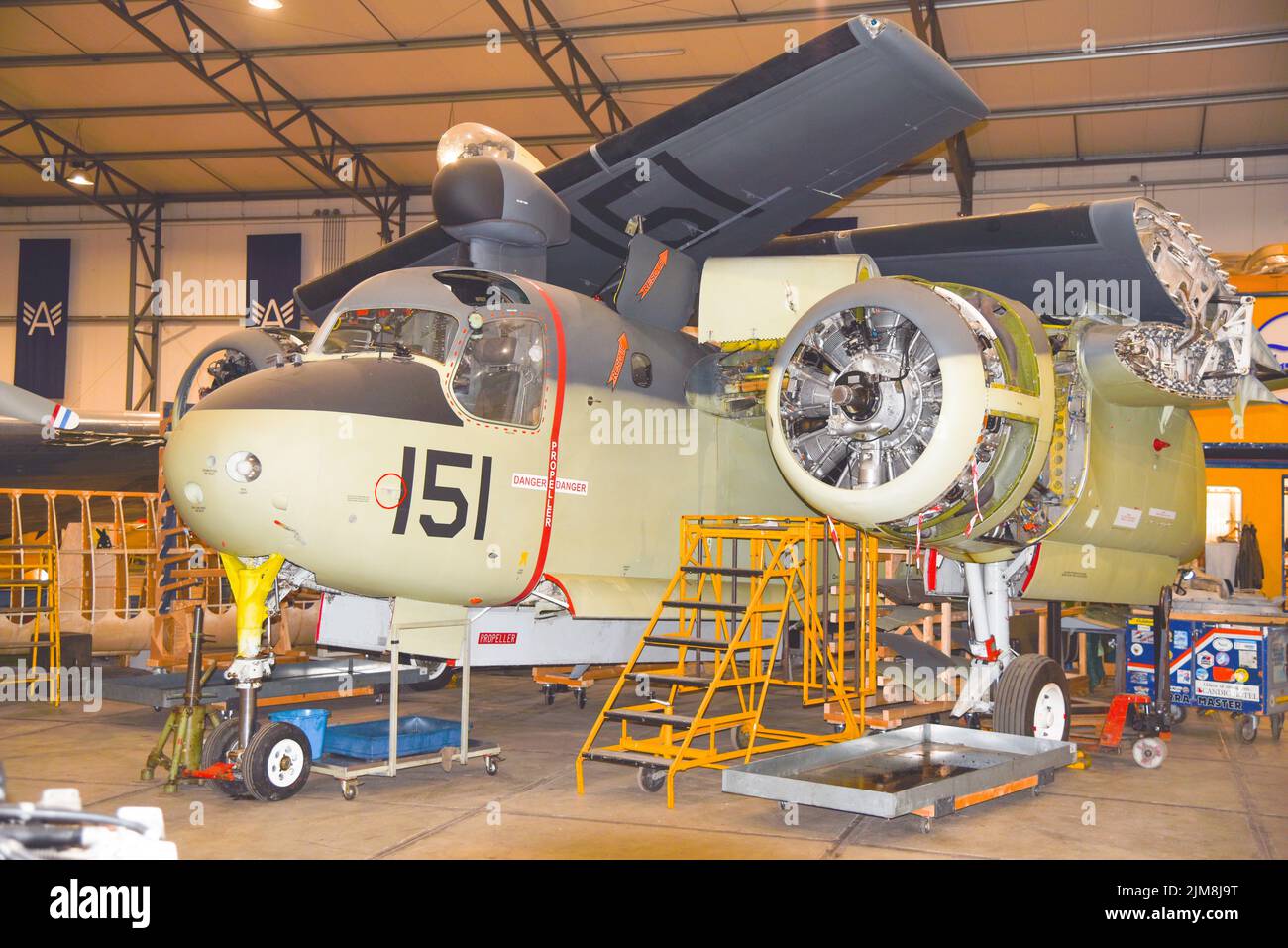Lelystad, Paesi Bassi. Luglio 2022. Un vecchio velivolo è restaurato in uno degli hangar dell'Aviodrome. . Foto di alta qualità Foto Stock
