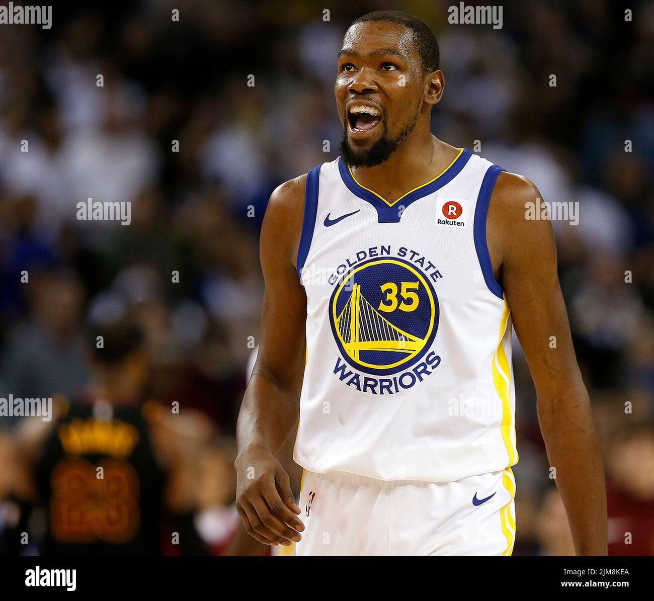 Oakland, Stati Uniti. 25th Dic 2017. Kevin Durant (35), il Golden state Warriors festeggia un paniere nel quarto trimestre contro i Cleveland Cavaliers alla Oracle Arena di Oakland, California, lunedì 25 dicembre 2017. (Foto di Jane Tyska/Bay Area News Group/TNS/Sipa USA) Credit: Sipa USA/Alamy Live News Foto Stock