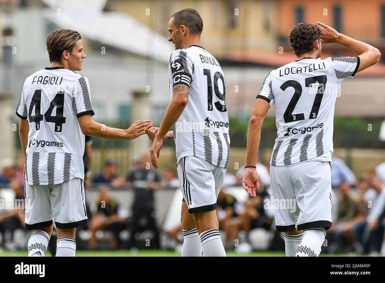 Leonardo Bonucci della Juventus FC festeggia con Nicolo Fagioli (l) e Manuel Locatelli (r) dopo aver segnato un gol di durante la pre-stagione amichevole MAT Foto Stock