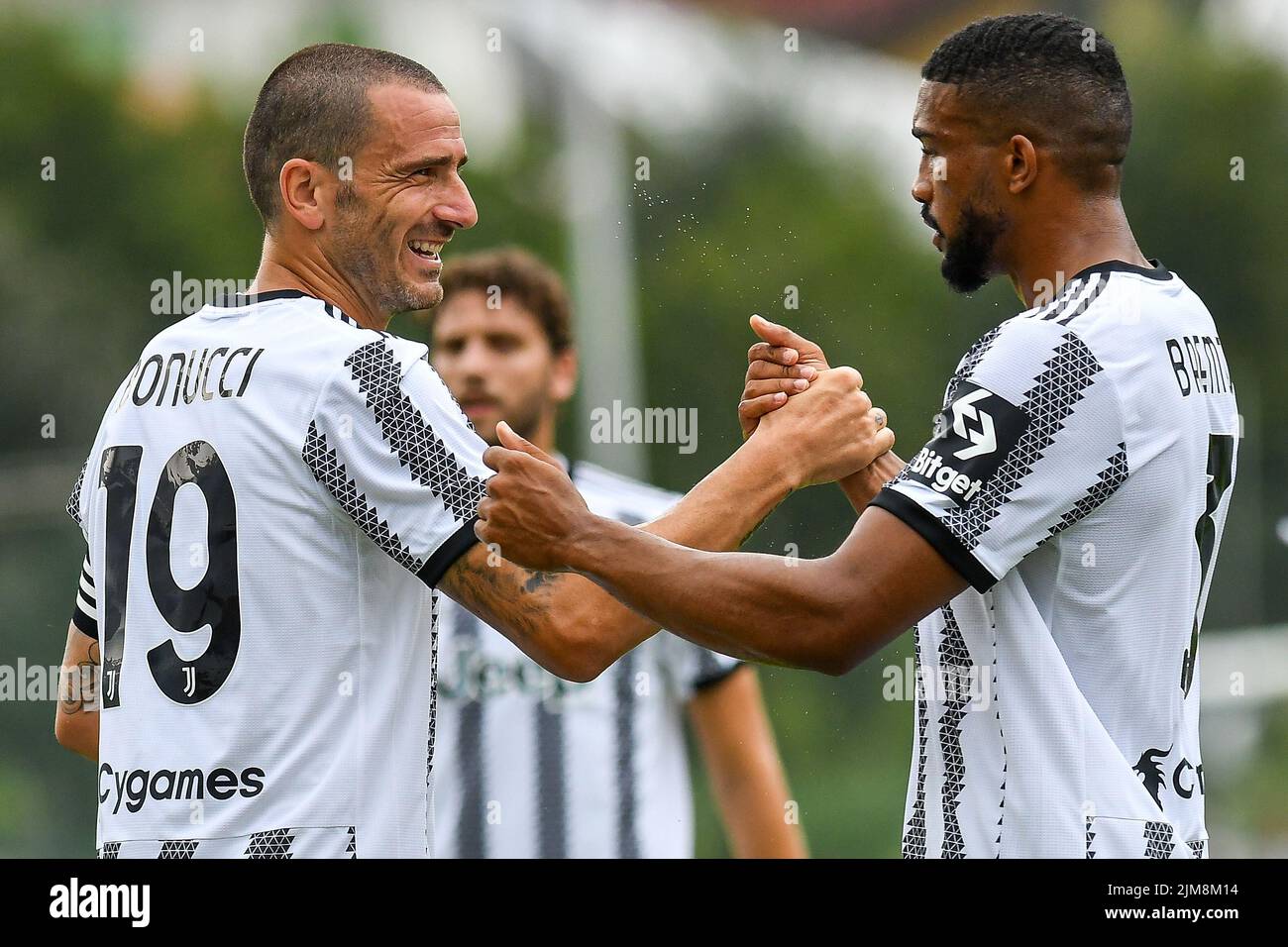 Leonardo Bonucci della Juventus FC festeggia con Gleison Bremer Silva Nascimento dopo aver segnato un gol di durante la premessa amichevole partita tra J Foto Stock
