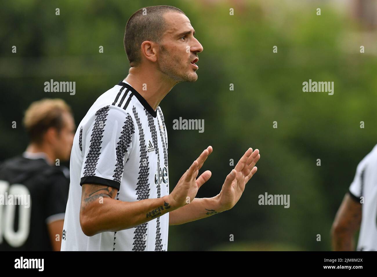 Leonardo Bonucci della Juventus FC reagisce durante la premessa amichevole tra Juventus A e Juventus B a campo Comunale Gaetano Scirea a Vill Foto Stock
