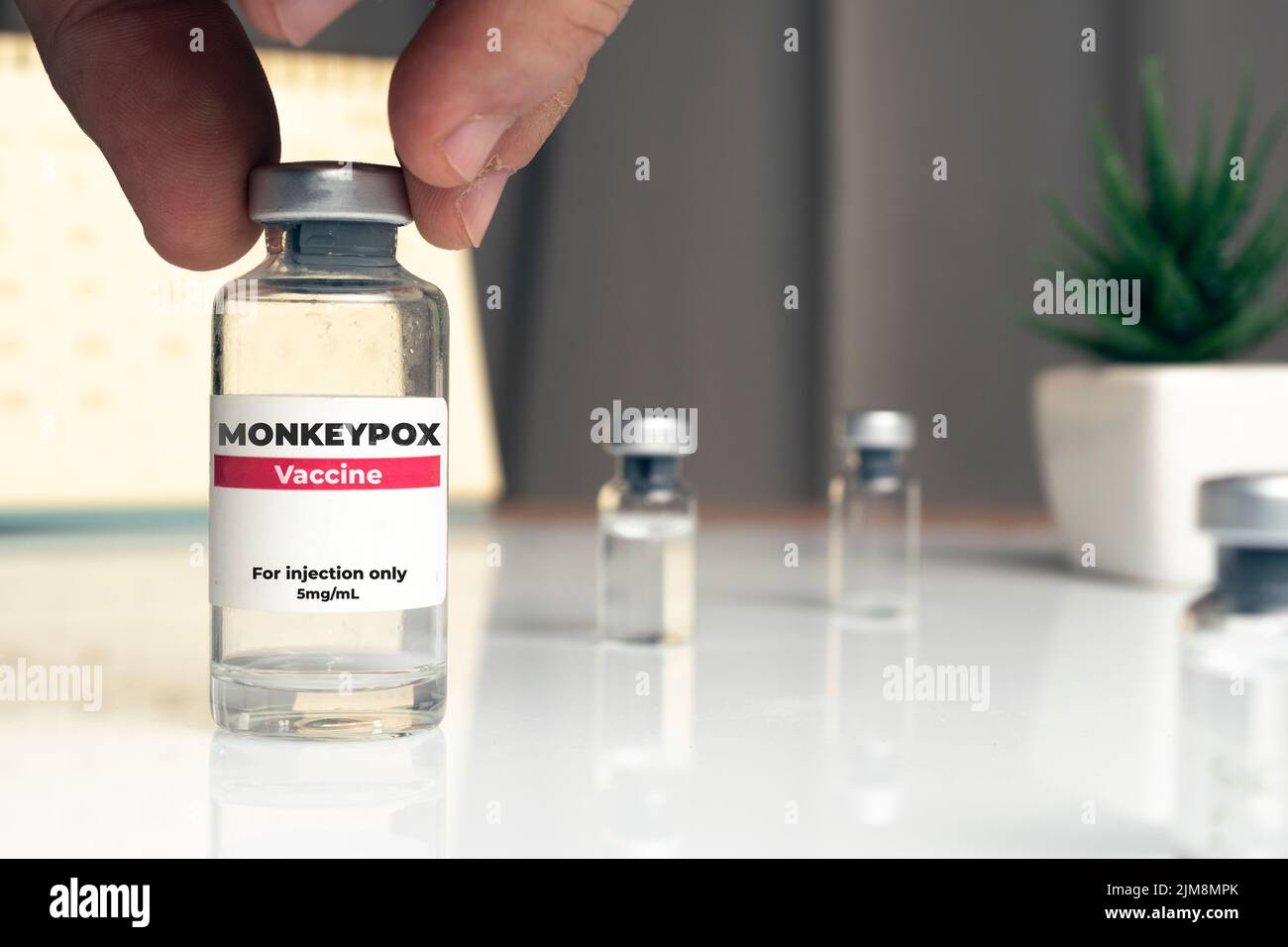 Il medico prende un flaconcino di vaccino contro la scimmia Foto Stock