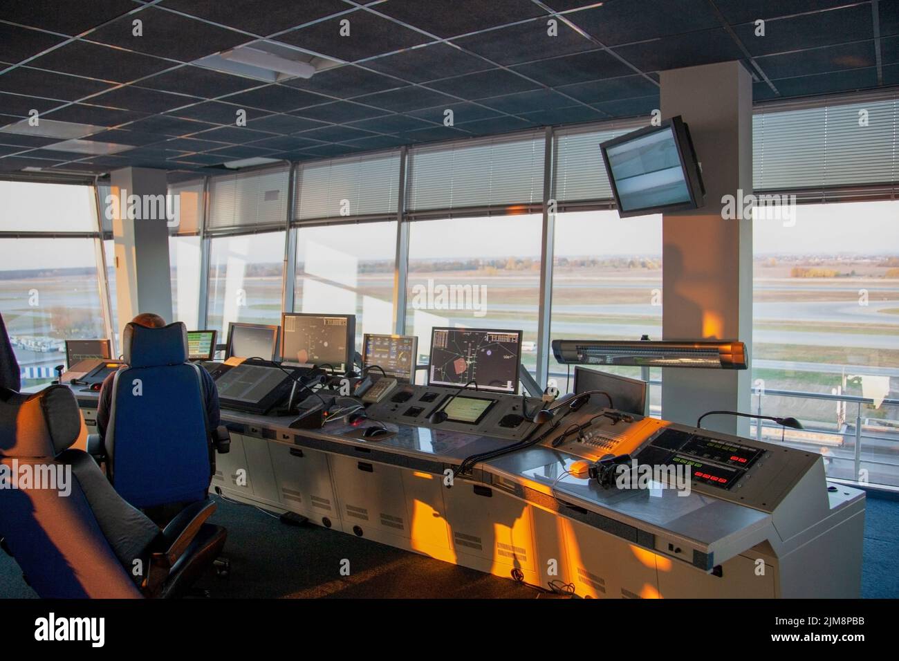 Il luogo di lavoro del dispatcher di volo in aeroporto. Torre di controllo del volo. Sfondo dell'aviazione. Responsabile del traffico aereo. Poltrona e telecomando con schermo. Sala Air Traffic Controller. Foto Stock