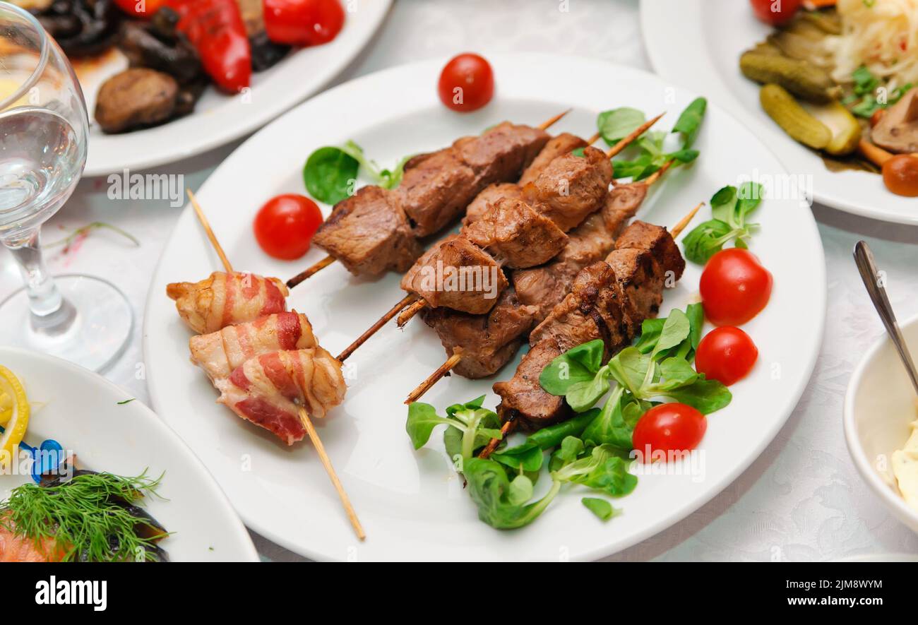 Molte porzioni di carne. Cibo squisito shish kebab Foto Stock