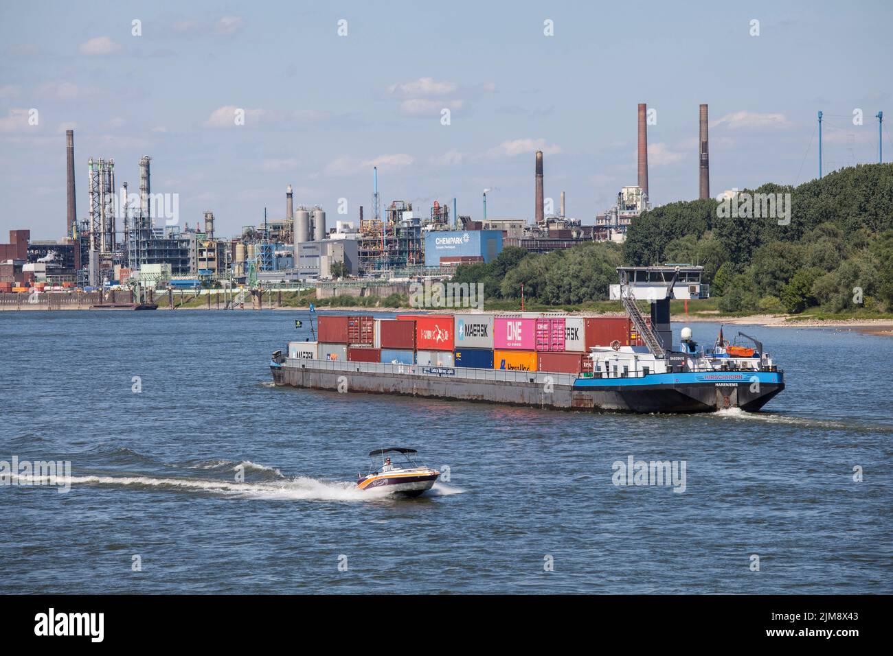Nave container sul Reno, vista sul Chempark, precedentemente noto come fabbrica Bayer, Leverkusen, Renania settentrionale-Vestfalia, Germania. Containerschiff Foto Stock