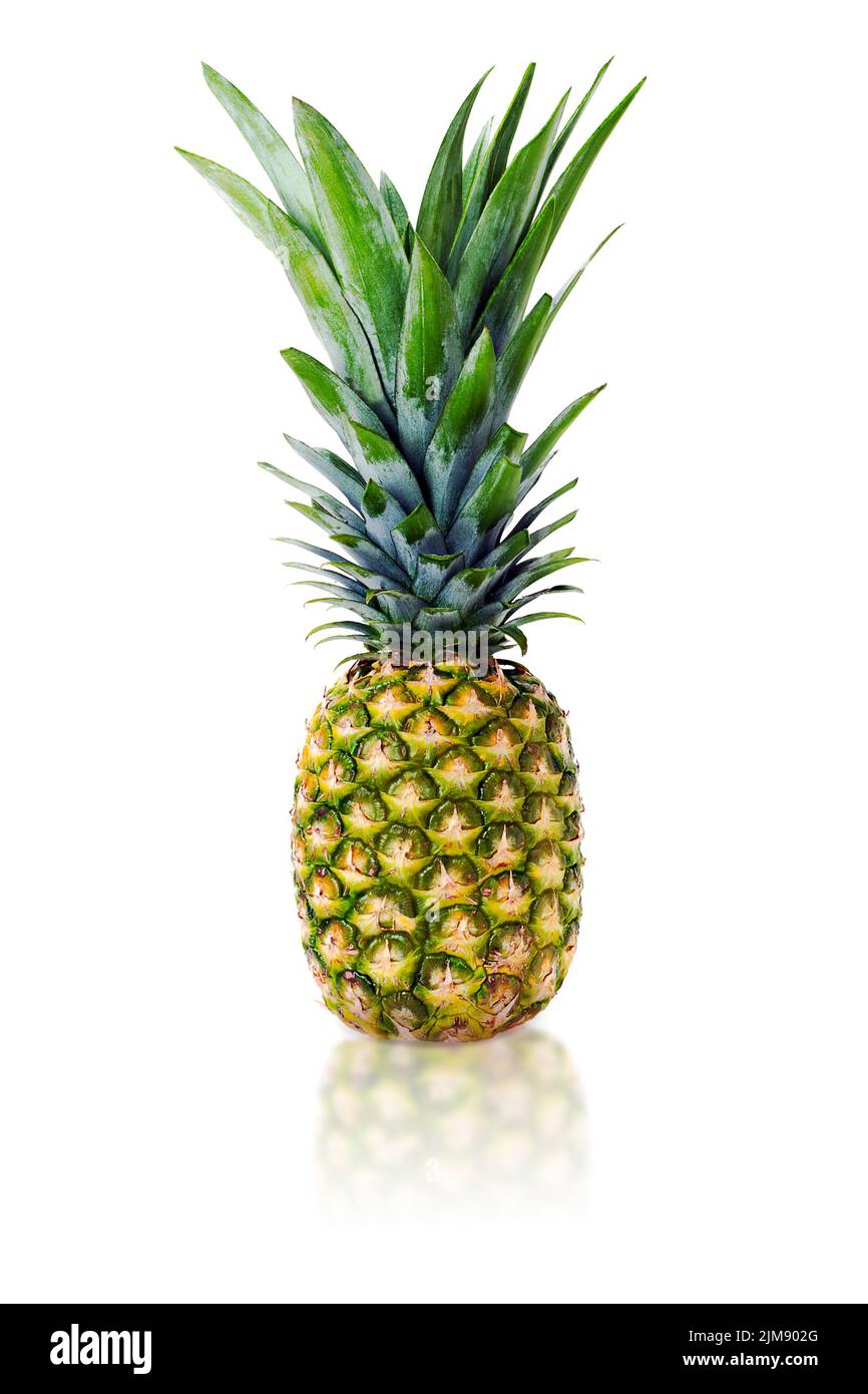 Ananas intero maturo isolato su bianco Foto Stock