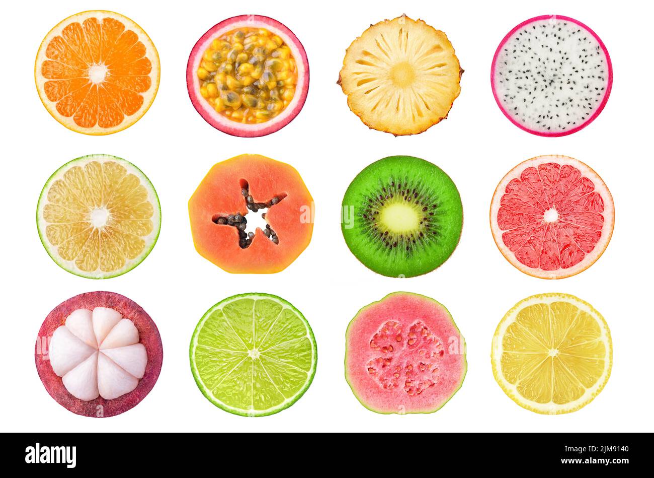 Sezioni trasversali di frutta fresca isolate su sfondo bianco. Arancio, frutto della passione, ananas, frutta del drago, pompelmo bianco, papaya, kiwi, pineapp rosa Foto Stock