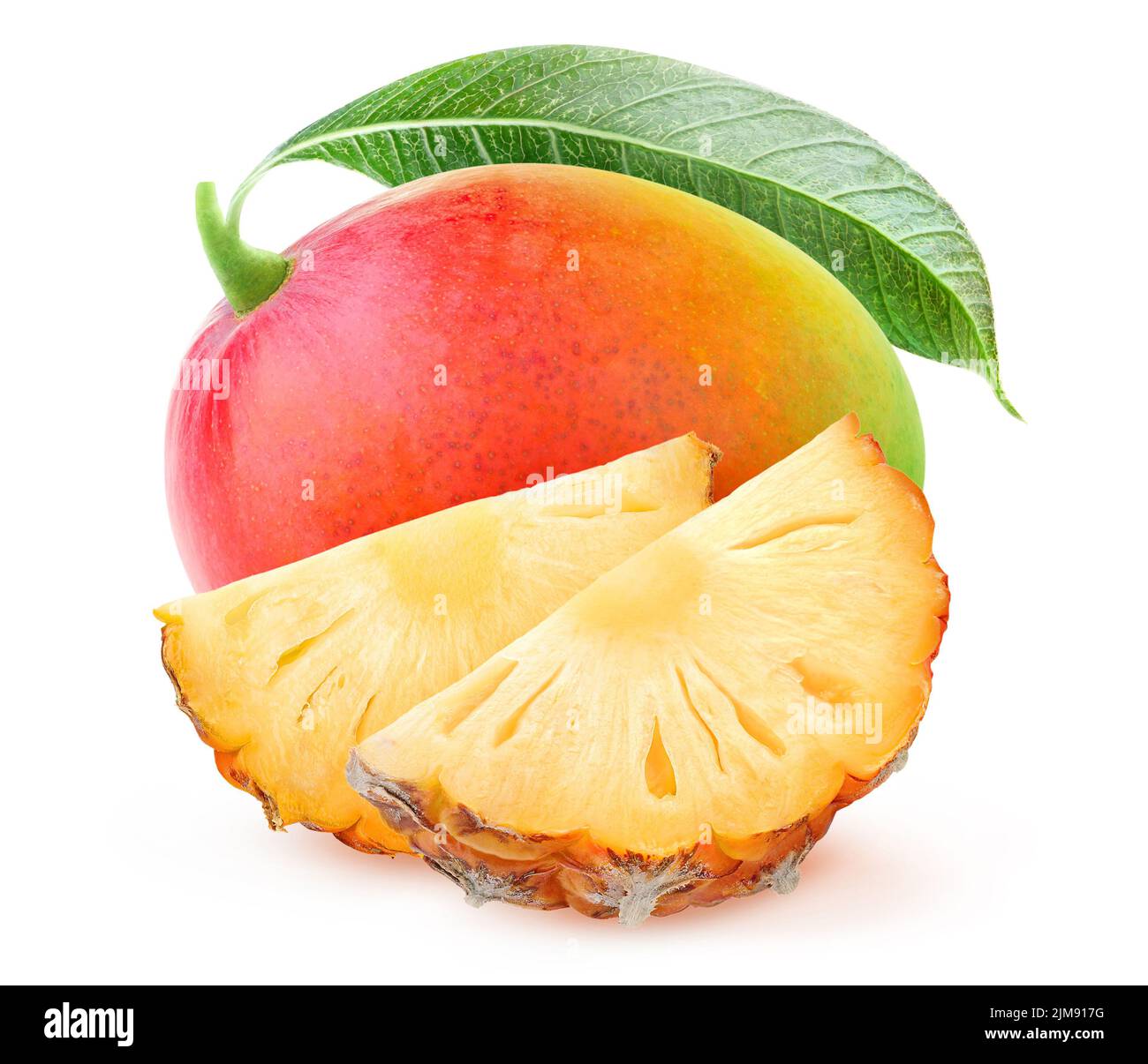 Mango rosso e due pezzi di ananas isolati su sfondo bianco Foto Stock