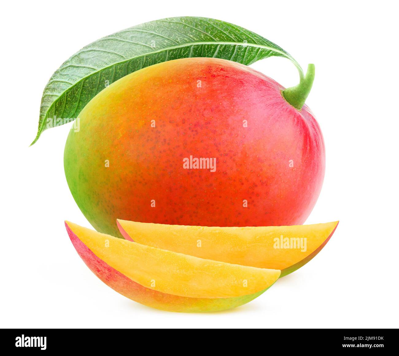 Un frutto di mango rosso intero con foglia e due fette isolate su sfondo bianco Foto Stock