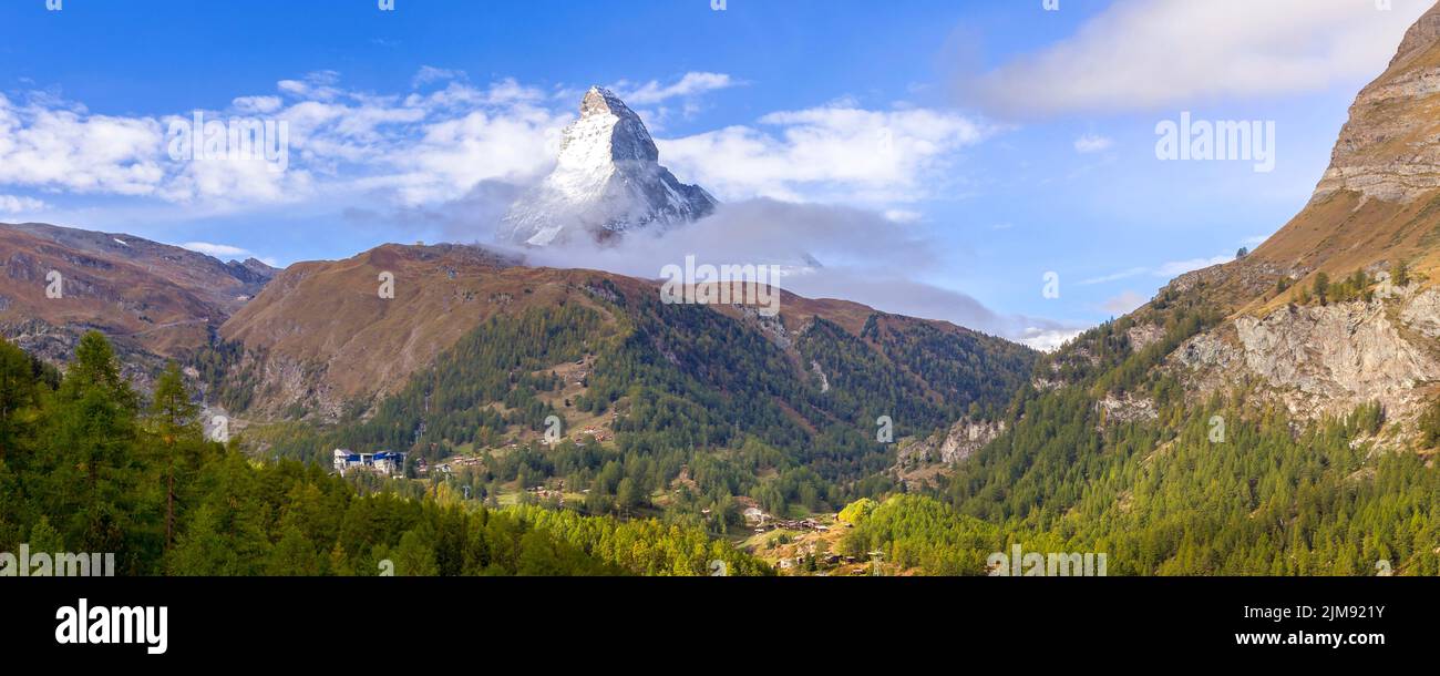 Cervino Snow picco di montagna e il panorama alpino con villaggio e impianti di risalita, Svizzera, Alpi Svizzere Foto Stock