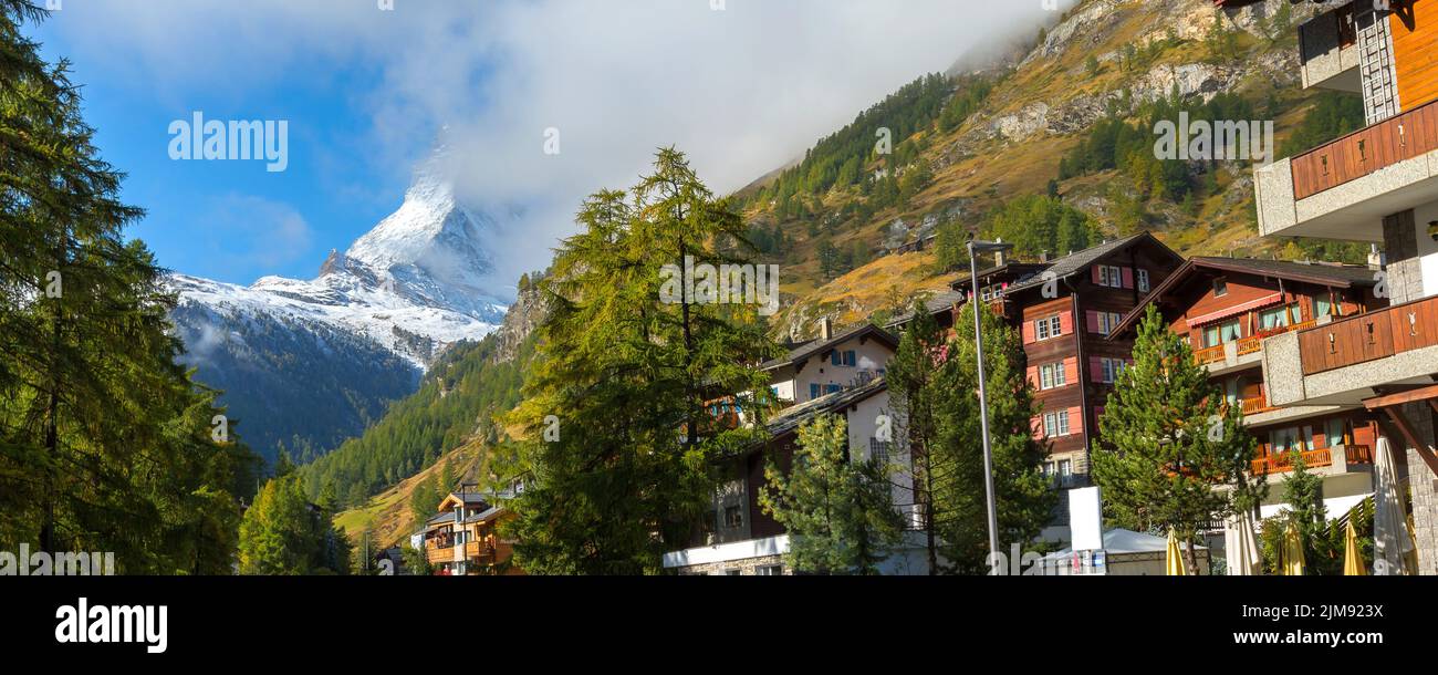 Zermatt, Svizzera vista sulla strada nella famosa stazione sciistica delle Alpi svizzere, fiume, neve Cervino, banner Foto Stock