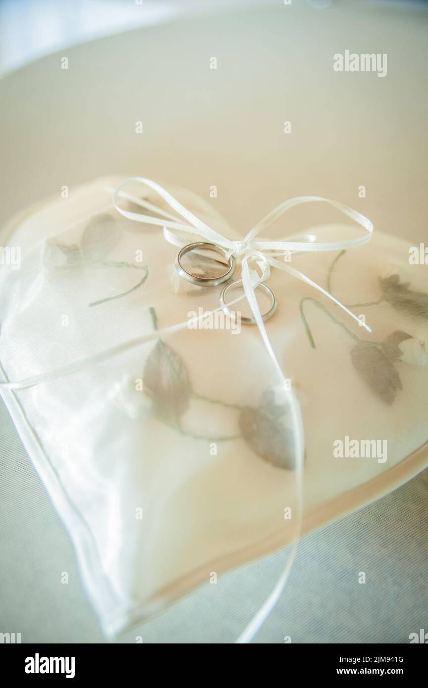 Cuscinetto a forma di cuore con anelli per matrimoni Foto Stock