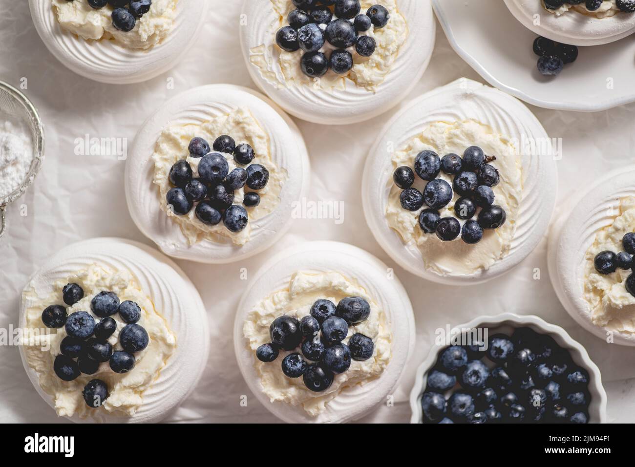 Deliziosa meringa Pavlova fatta in casa con frutti di bosco freschi e mascarpone Foto Stock