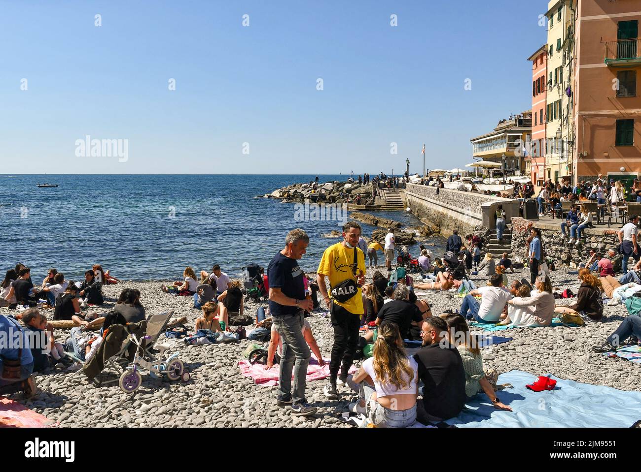 Il piccolo villaggio di pescatori spiaggia affollata di turisti il Lunedi di Pasqua, Boccadasse, Genova, Liguria, Italia Foto Stock