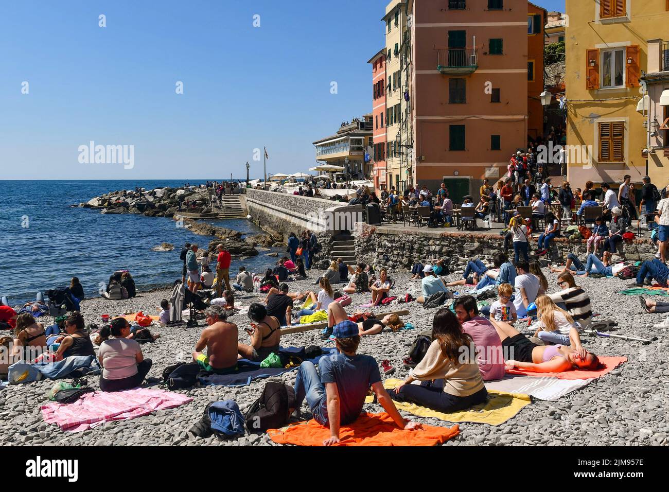 Il piccolo villaggio di pescatori spiaggia affollata di turisti il Lunedi di Pasqua, Boccadasse, Genova, Liguria, Italia Foto Stock