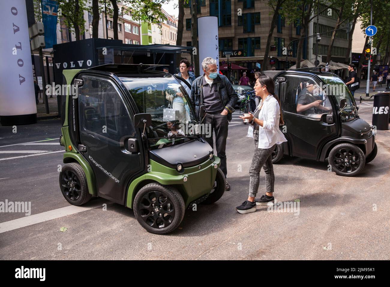 Alla fiera polisMobility Moving Cities gli espositori presentano diversi concetti di mobilità per il futuro, Colonia, Germania. La luce elettrica del veicolo Bi Foto Stock