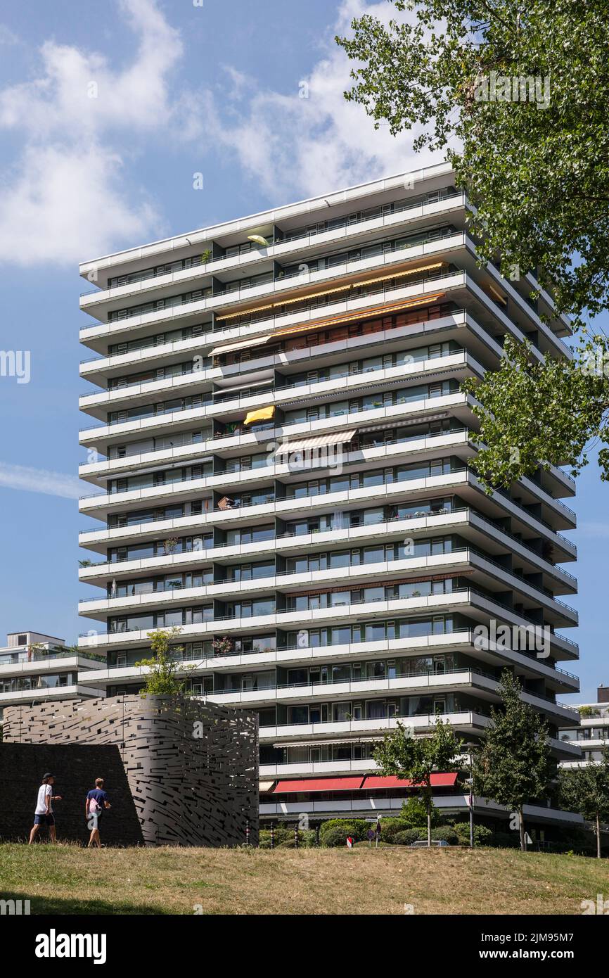 Alto edificio del Wohnpark (parco residenziale) nel quartiere Rodenkirchen, Colonia, Germania. Hochhaus des Wohnpark Rodenkirchen, Koeln, Foto Stock