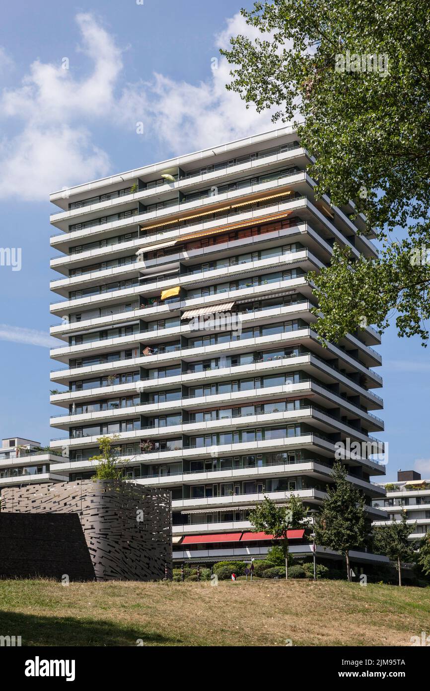 Alto edificio del Wohnpark (parco residenziale) nel quartiere Rodenkirchen, Colonia, Germania. Hochhaus des Wohnpark Rodenkirchen, Koeln, Foto Stock