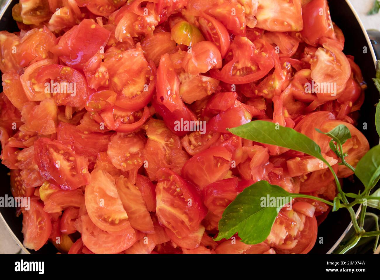 Cazuela de tomates píados para hacer una fritada de tomate. Foto Stock
