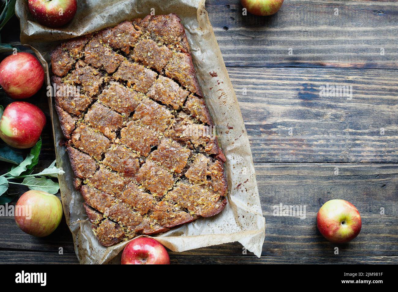 Torta di mandorle e noci senza glutine con aggiunta di sciroppo dolce. Realizzato con farina di mandorle, perfetto per Pasqua, Rosh Hashanah o un dessert autunnale. Tabella a. Foto Stock