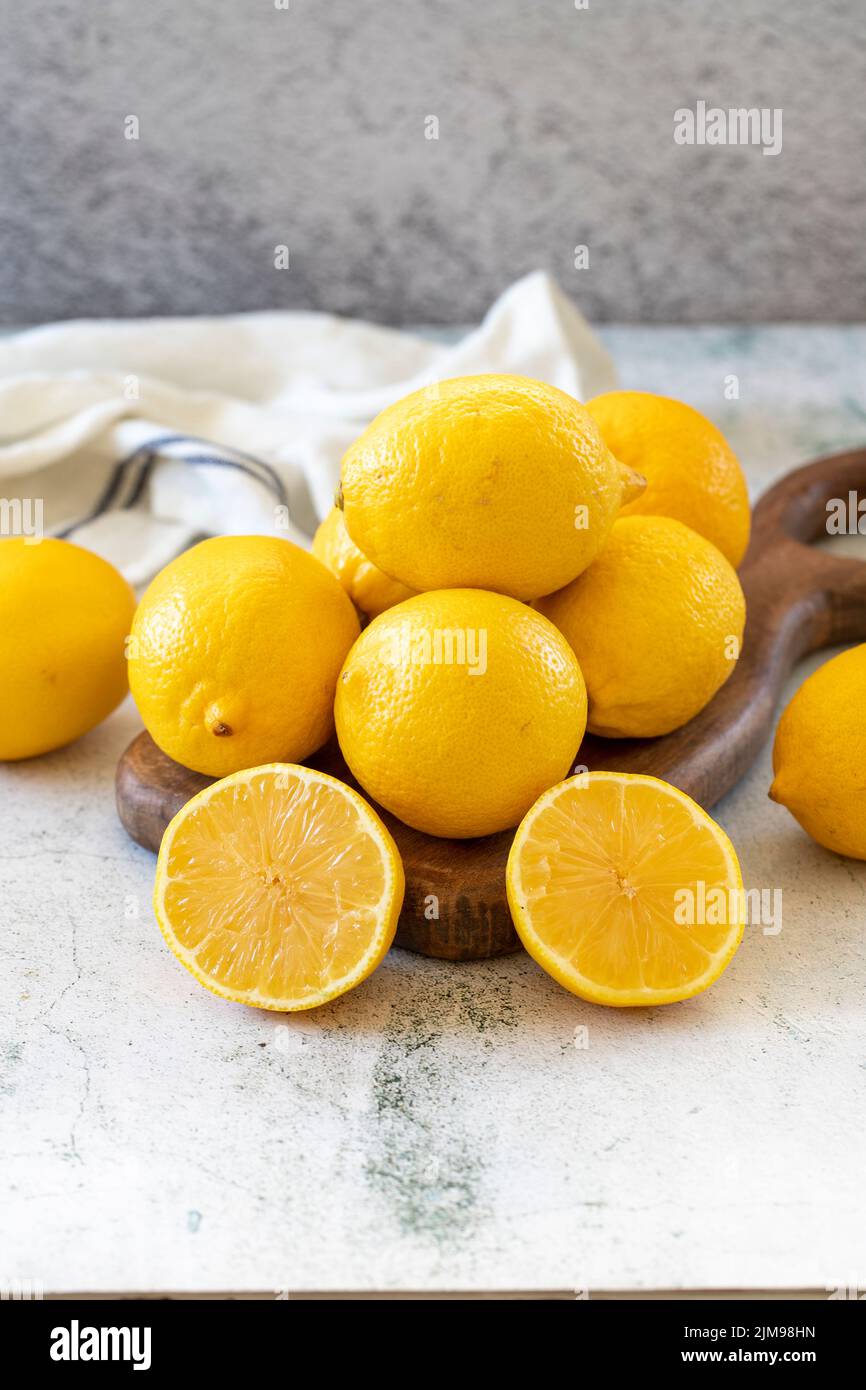 Limone fresco. Tagliare a metà il limone su sfondo di pietra. Primo piano Foto Stock