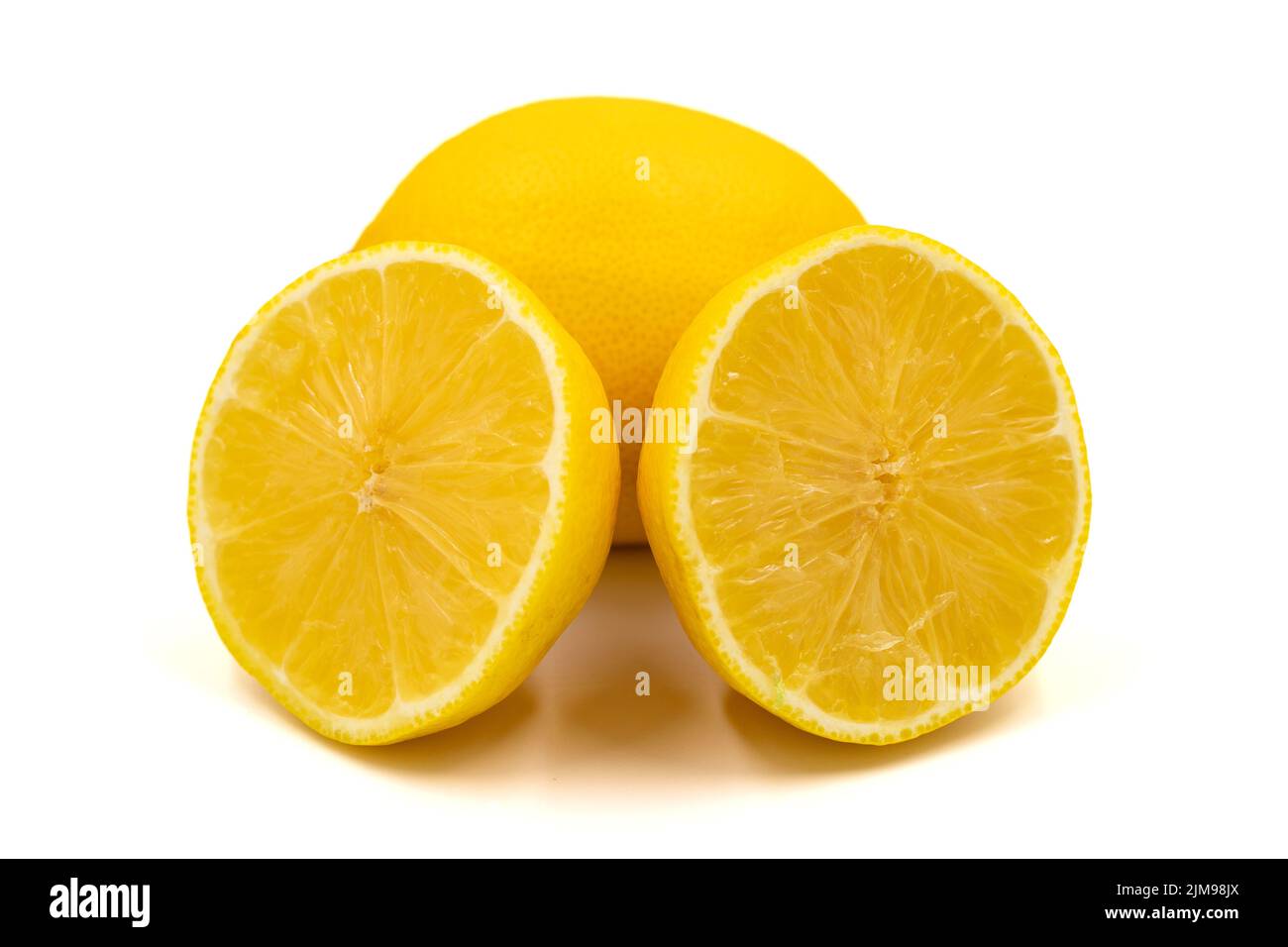 Limone fresco. Limone tagliato a metà isolato su sfondo bianco. Primo piano Foto Stock