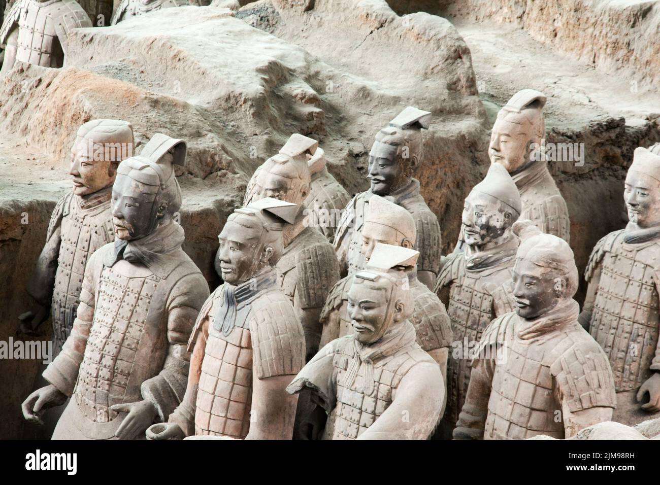 XIAN,CINA - 11 NOVEMBRE 2011: L'esercito di terracotta o i Guerrieri di Terra cotta sepolti nella tomba dell'imperatore Qin Shi Huang nel 210-209 a.C. Foto Stock