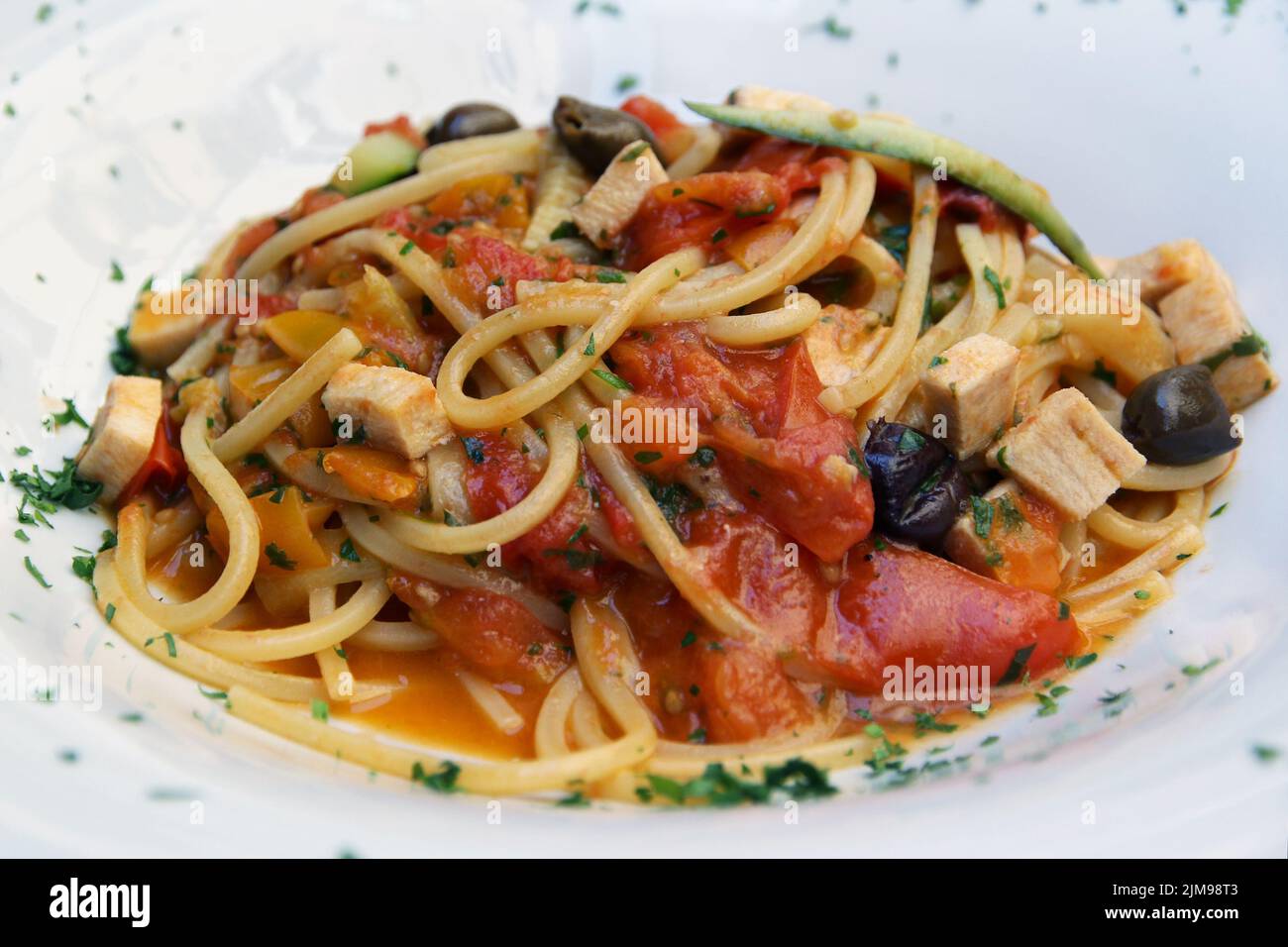 Primo piano della pasta italiana con pesce spada (da un vero ristorante a Roma) Foto Stock
