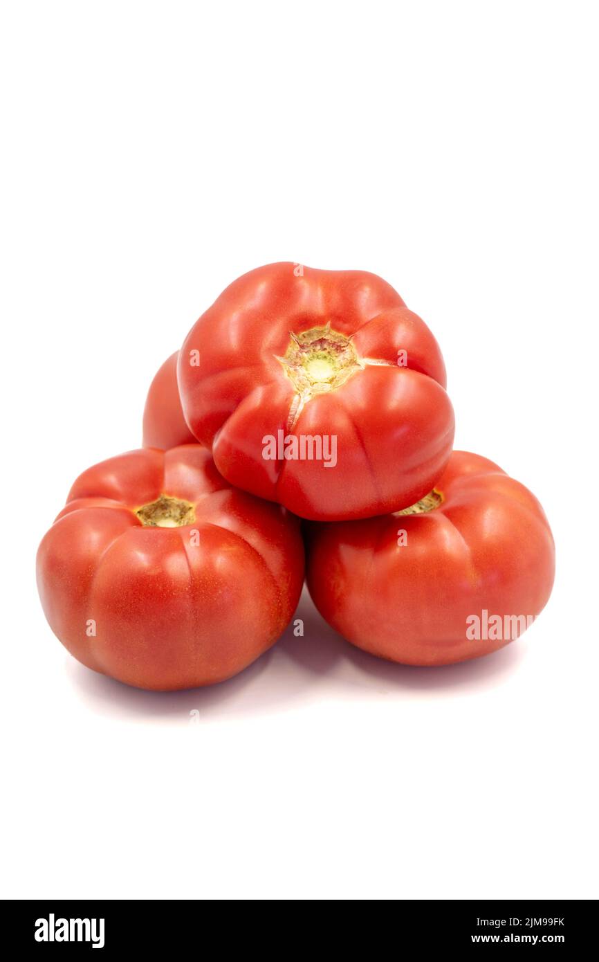 Pomodori maturi. Pomodori rossi freschi e crudi isolati su sfondo bianco. Cibo biologico. Primo piano Foto Stock