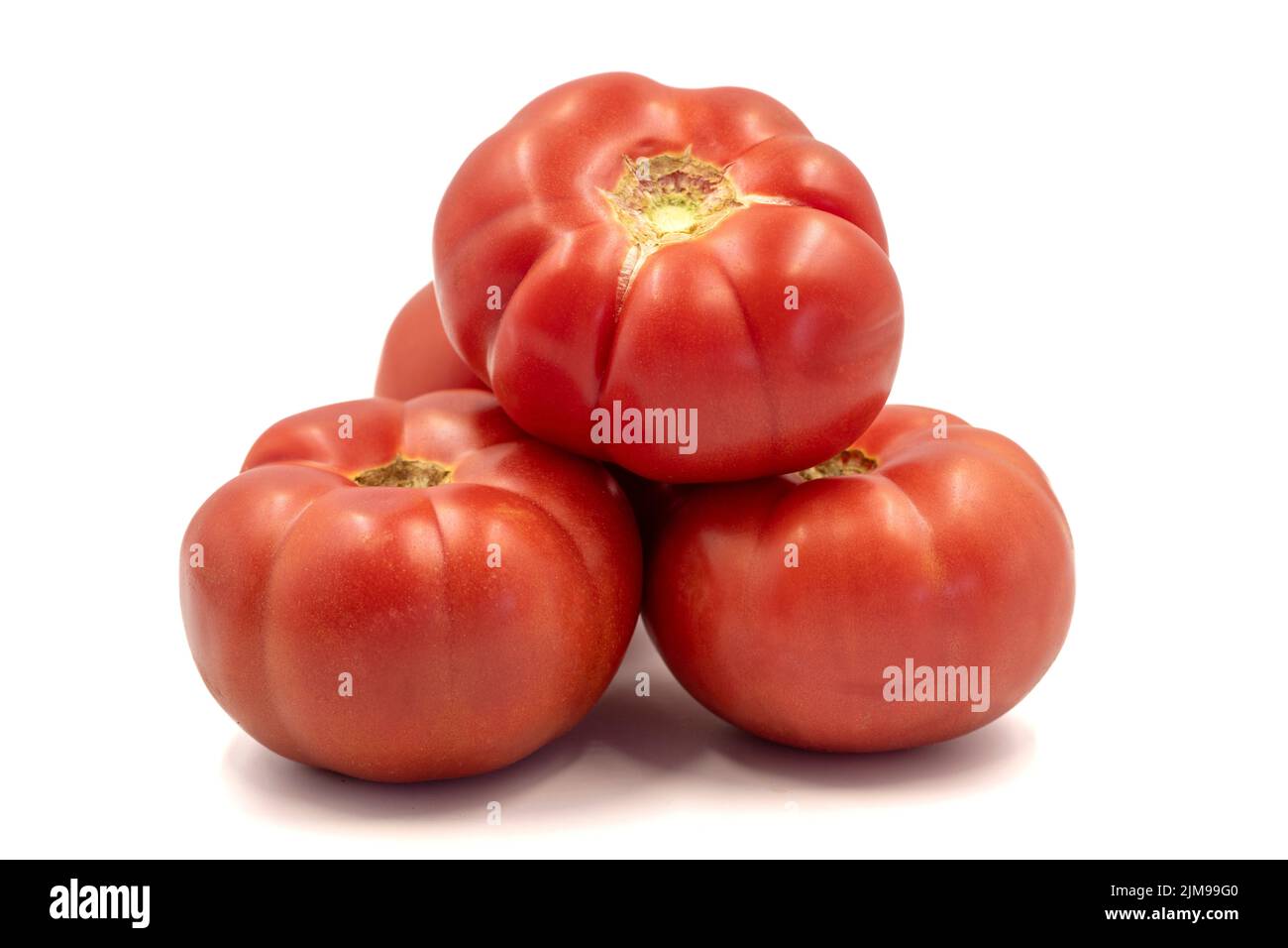 Pomodori maturi. Pomodori rossi freschi e crudi isolati su sfondo bianco. Cibo biologico. Primo piano Foto Stock