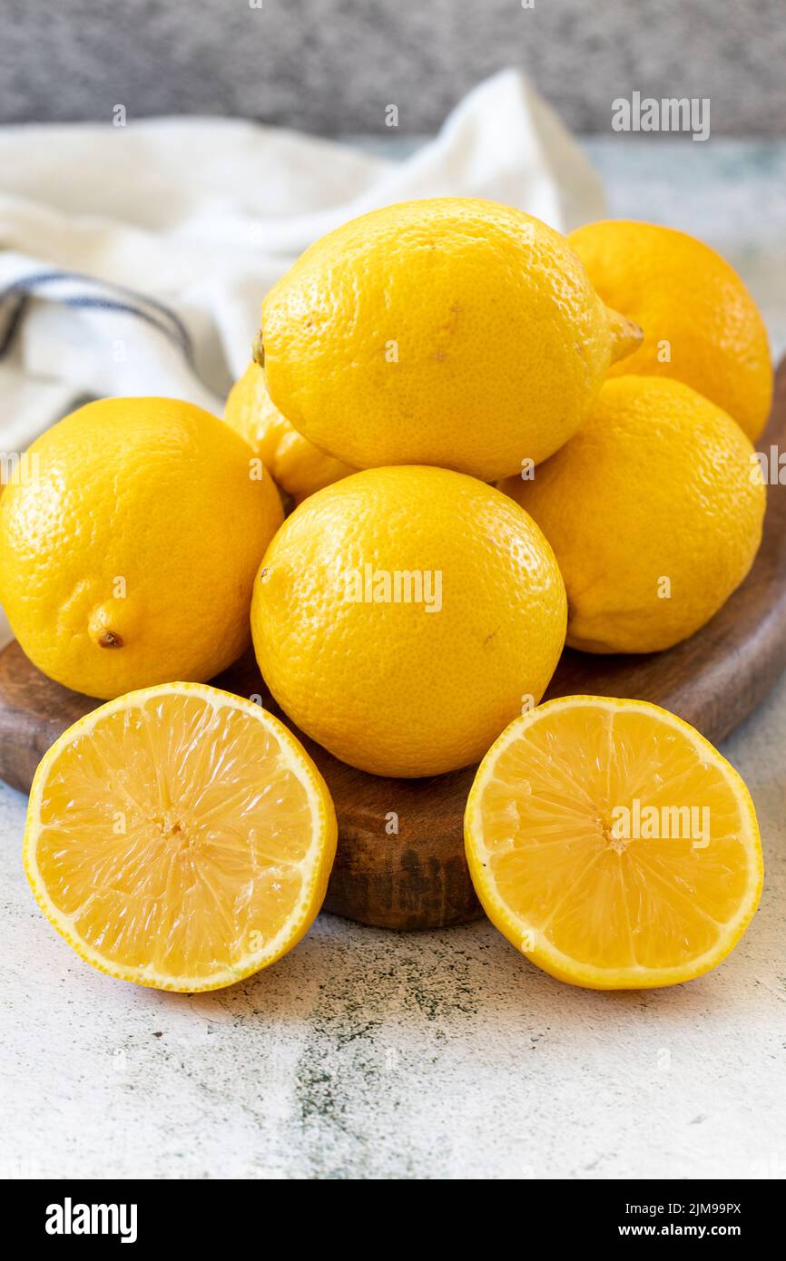 Limone fresco. Tagliare a metà il limone su sfondo di pietra. Primo piano Foto Stock