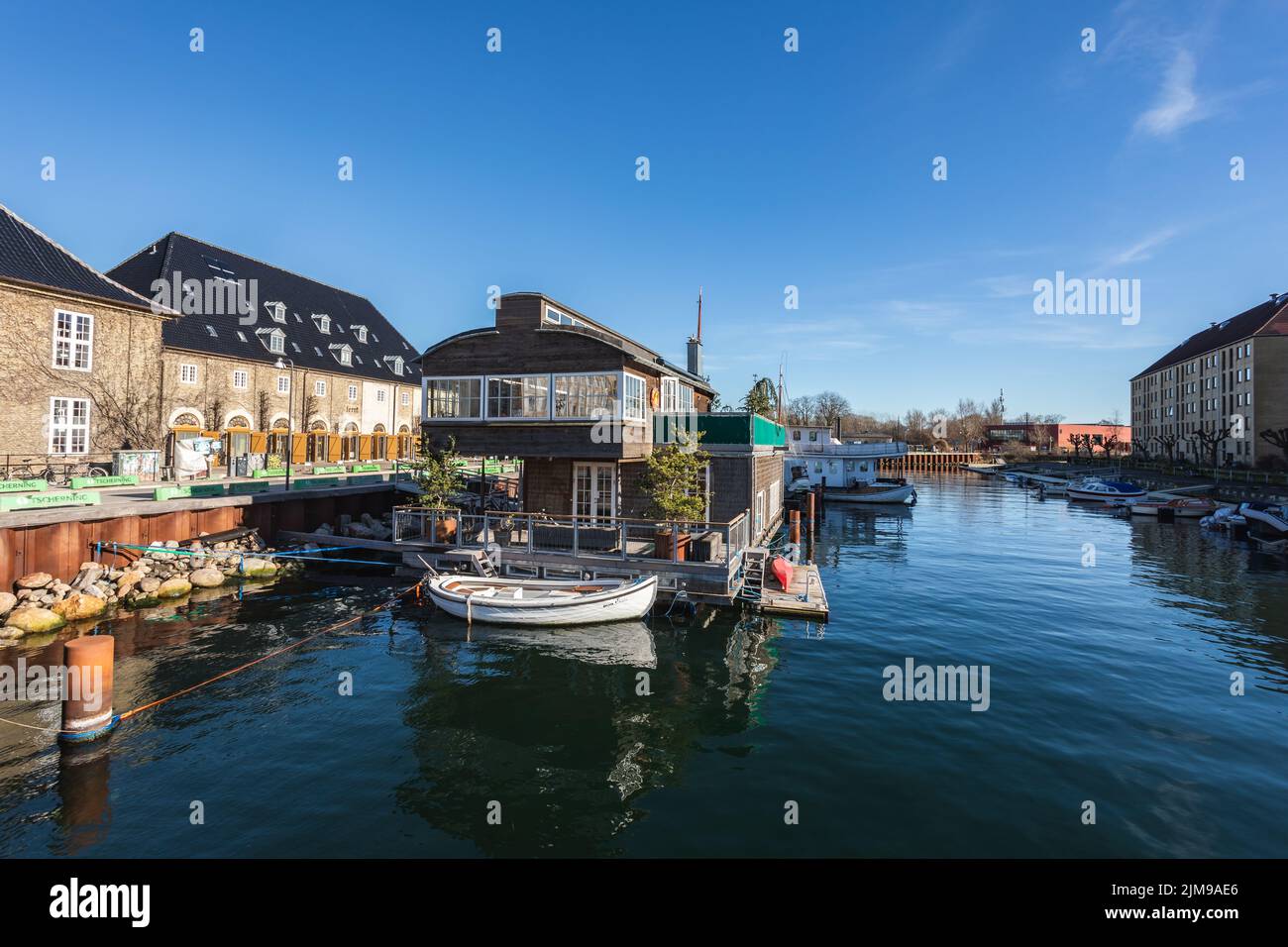 Casa galleggiante sui canali d'acqua di Copenaghen, Danimarca Foto Stock