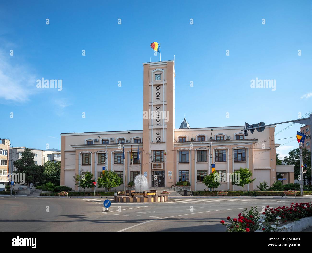 Municipio di Bârlad, Romania l'edificio ha una torre dell'orologio. Foto Stock