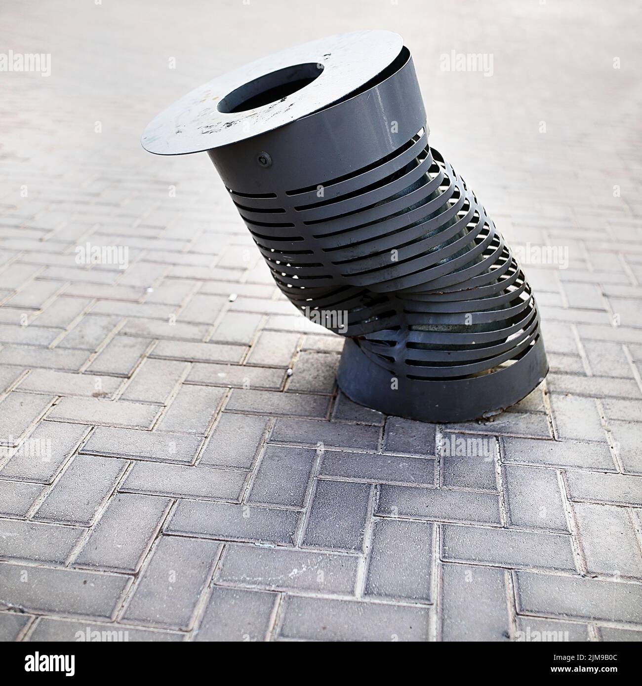 Pattumiera per strada, spazzatura Foto Stock