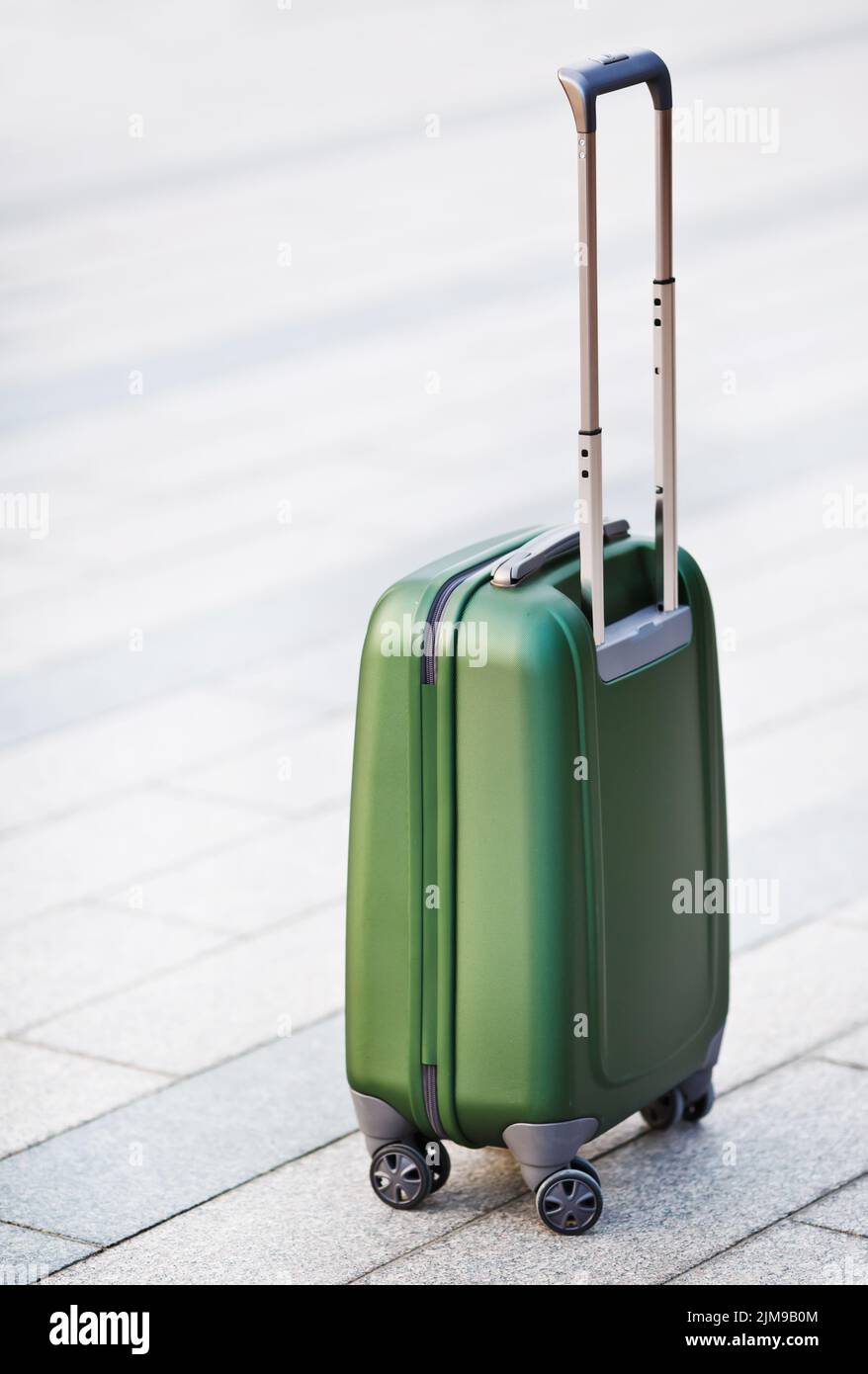 Viaggio sacco verde in strada. Foto Stock